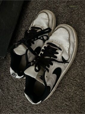 Nike Black & White sneakers W W as is